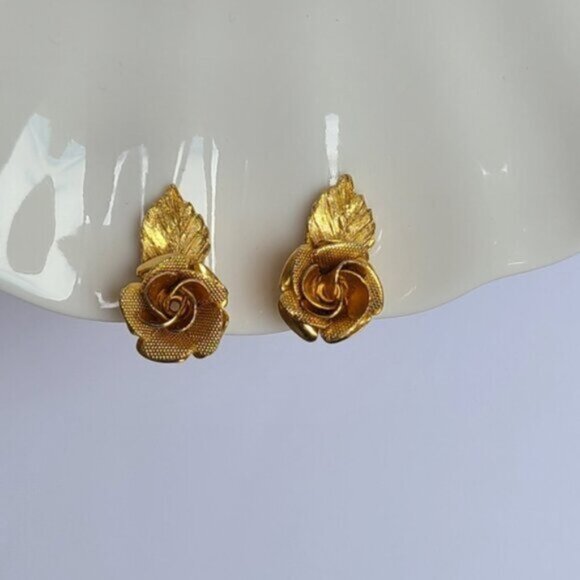 Vintage Retro Coro Clip On Gold Tone Metal Gilded Rose Flower Earrings - Picture 6 of 13